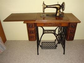 Antique SINGER Treadle Sewing Machine-Excellent Condition!