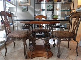 Here's a better shot of the base, you can also notice the thickness of the glass.