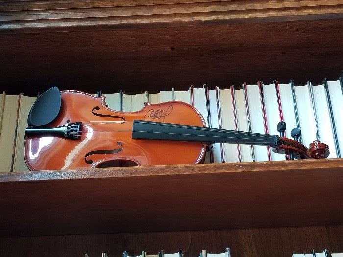VIOLIN AUTOGRAPHED BY CHARLIE DANIELS'