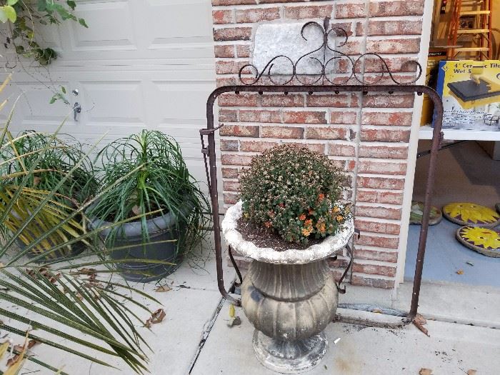 PLANTER AND GATE