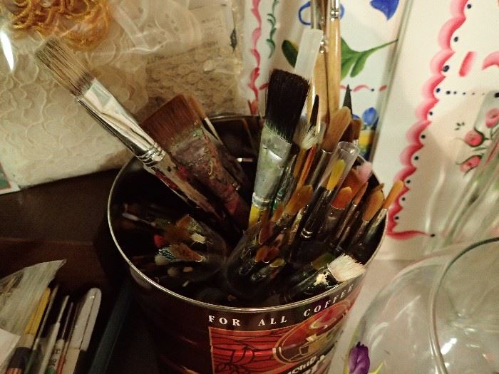 ASSORTED PAINT BRUSHES