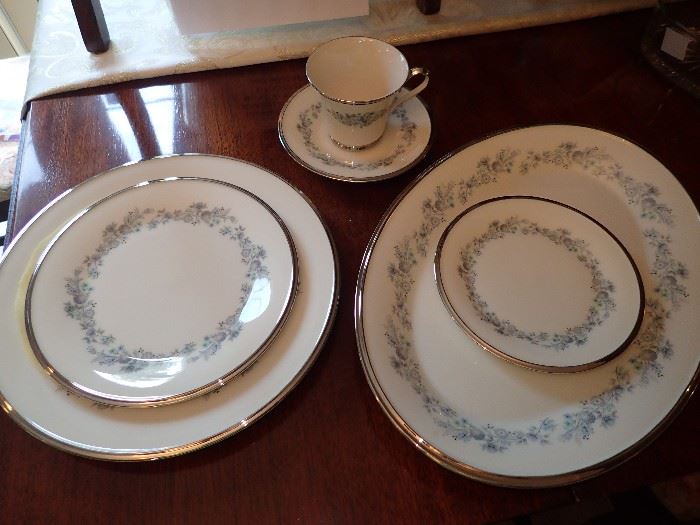 LENOX SET OF DISHES SERVICE FOR 8 / REPERTOIRE 