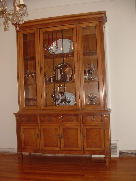 Display your collectibles and china in this beautiful Thomasville china cabinet in great condition.