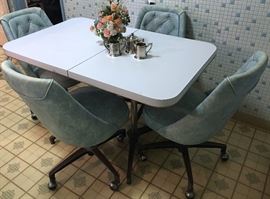 1970'S TABLE WITH 4 SWIVEL CHAIRS