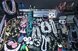 LOTS OF NECKLACES
