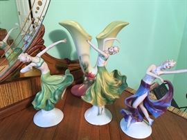 1930'S D ECO DANCING LADIES AND HULL VASE