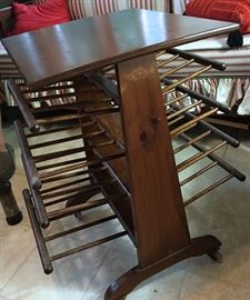 TABLE/MAGAZINE RACK