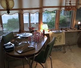 1950'S FORMICA TABLE WITH 2 CHAIRS, COLLECTION OF ALUMINUM SERVING PIECES, SET OF 3 VINTAGE SNACK TABLES