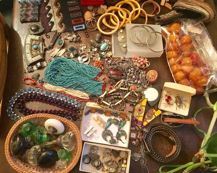 Lots of old jewelry 