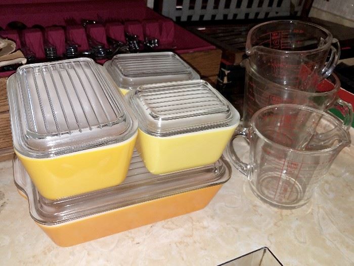 Vintage Pyrex refrigerator/casserole dishes. Complete set in excellent condition