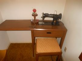 WORKING Singer sewing machine and cabinet