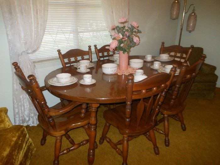 Great solid wood dining table & 6 chairs