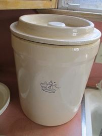Vintage Robinson Ransbottom Blue Crown 4 gallon Stoneware crock with lid 