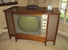 Mid Century walnut Magnavox tv console in excellent condition