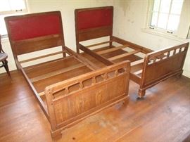 Vintage Northern Furniture Company bedroom furniture 