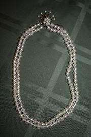 Absolutely Beautiful Double Strand Pearl Necklace Pearl Fan Brooch Clasp!