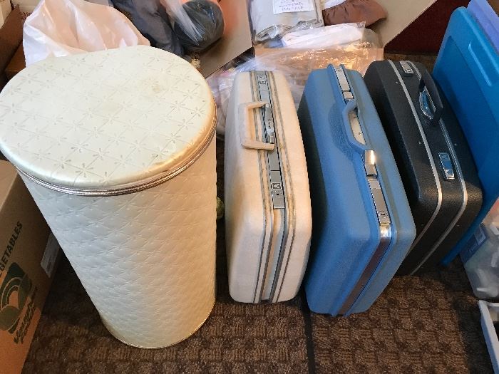 ASSORTED VINTAGE LUGGAGE AND CLOTHES HAMPER
