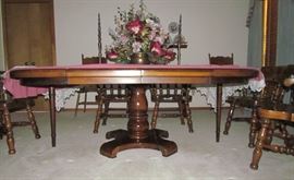 Thomasville Manor Collection Pine Pedestal Table with 6 Captain Chairs. Photo showing Pedestal Base