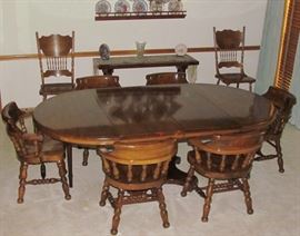 Thomasville Manor Collection Pine Pedestal Table with 6 Captain Chairs