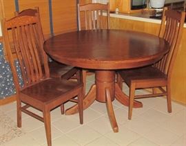 Beautiful Oak Amish Built 48" Round Oak Pedestal Table with 4 Side Chairs