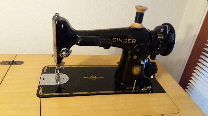 Vintage Singer sewing machine - pristine condition! 
