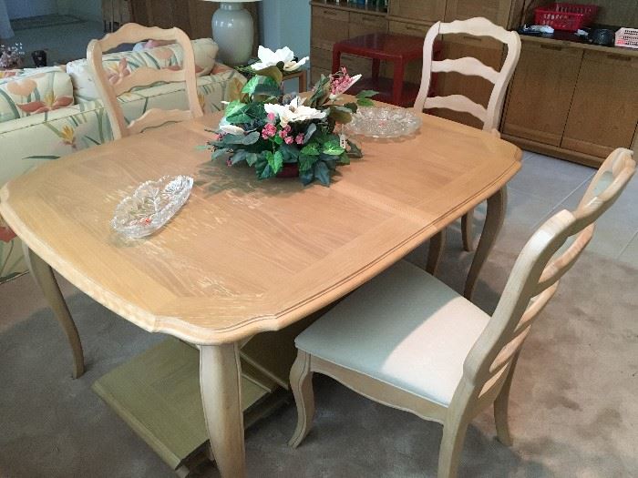 DINING ROOM TABLE W/ 4 CHAIRS