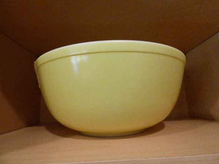 Pyrex large yellow mixing bowl