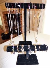 Costume Jewelry : Necklaces & Bracelets