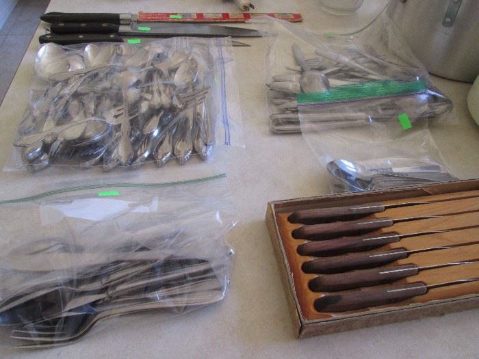Knife Sets and Bagged Flatware