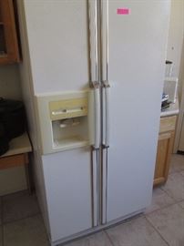 Kenmore side by side Refrigerator, White.  Very clean and working! 