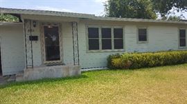 Picture of the front of the home........