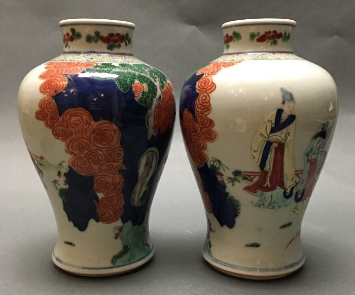 pair of Chinese wucai porcelain meiping vases, Qing dynasty 