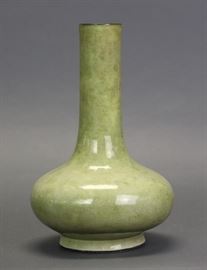 Chinese yellowish green glazed porcelain vase, Qing dynasty 