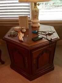 Drexel end table/side table/nightstand