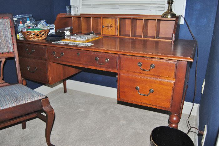 Very nice Ethan Allen kneehole desk