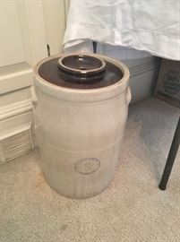 5 gallon Buckeye Pottery (Macomb) butter churn with lid