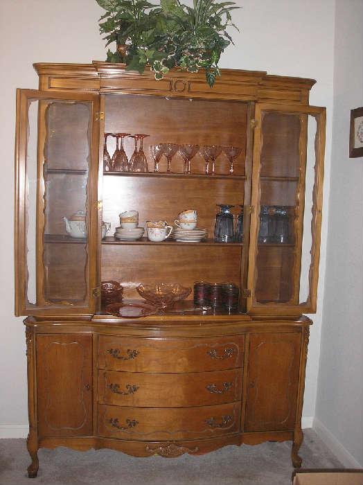 Hutch - has a matching buffet and table with 6 chairs