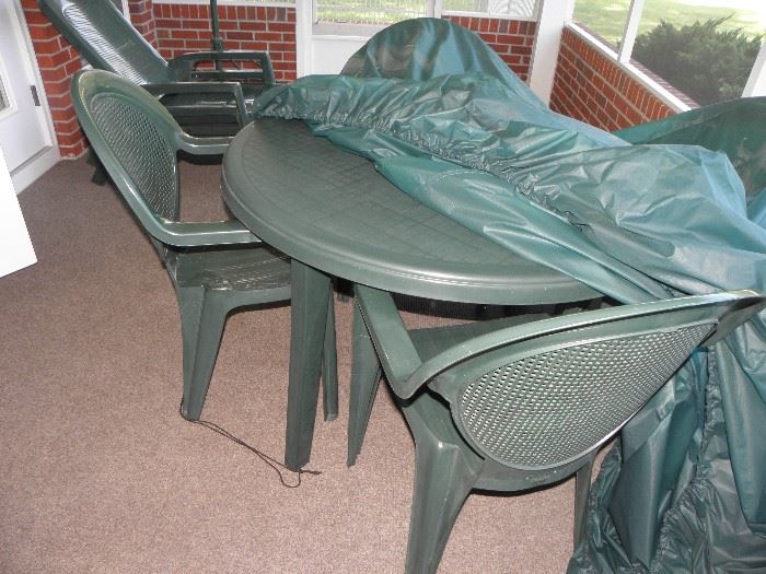 Round plastic table and four chairs plus cover