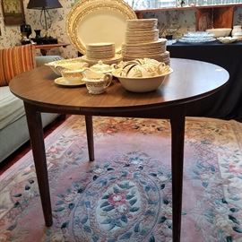 Round laminate top dining table has one leaf (no chairs)
