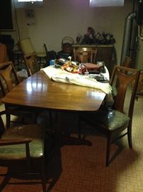 Mid Century Modern dining room set! 2 armchairs, 4 side chairs and leaf!