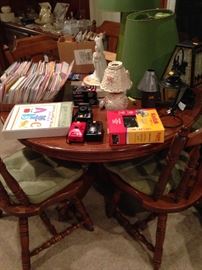 Solid wood with leaf, 2 armchairs and 4 side chairs!