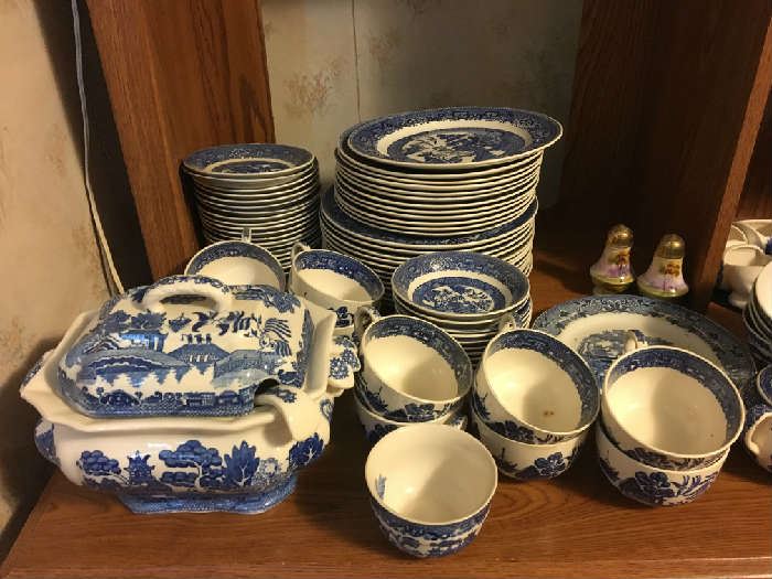 old Willow Collection, toured, bowls, cups, fruit bowls, dinner plates, salad plates, dessert plates and more serving pieces 