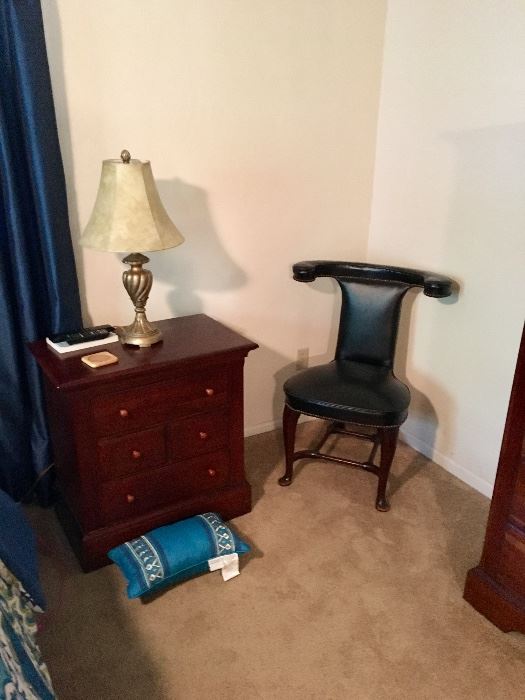 Antique corner chair
Nightstand & lamp