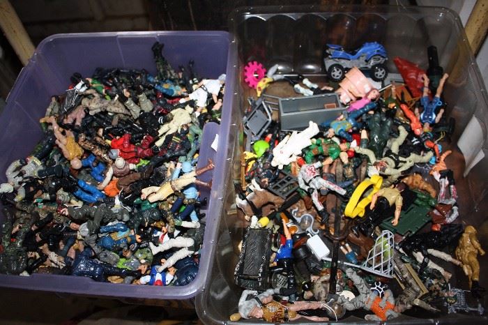 Large lot of toy soldiers and action figures