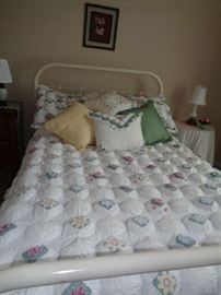 love this vintage bed and this puffy spread