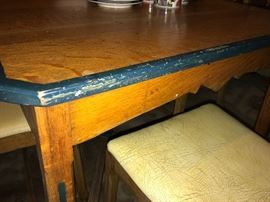 detailing on 1920's table