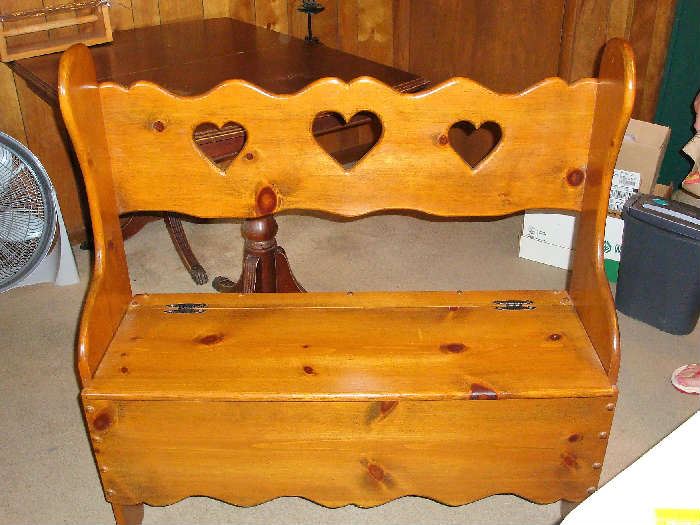 Pine settee with heart theme