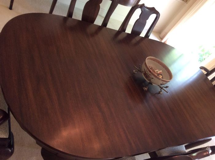 Henkel Harris, Virginia Galleries, Dining Room Table with 6 chairs, pads & leaves, mint condition
