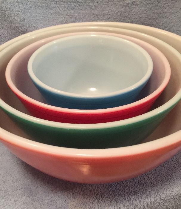 Pyrex bowls from the 60's. Excellent condition