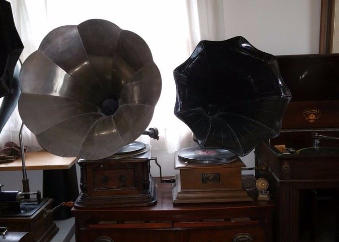 Silver horn is a Columbia Disc Graphophone.